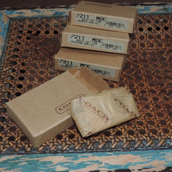 NEW COACH VINTAGE MOCHA BROWN LEATHER KEY RING FOB NIB With Box and Coach Tissue - Picture 5 of 5